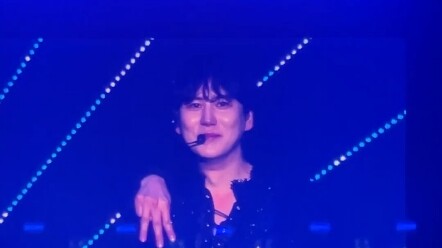 Kyungsoo si maknae sangat fasih memesan bubble tea setengah manis tanpa es