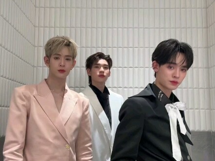 Susu không chịu ngồi yên, nhảy xong với các em trai nhóm D chắc kiệt sức rồi hahaha JamesSu Trình Hạ