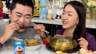 #Cổ gà xé tay, phơi khô, nướng. Anh họ tôi rất thích tôi. Binbin nhìn thôi cũng thấy ghen tị!
