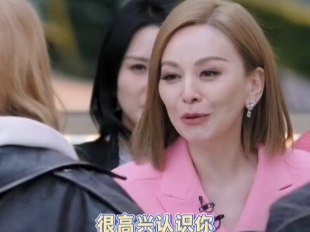 Sister Wang Lin is speaking Russian, and the sisters standing nearby all have the same expression.