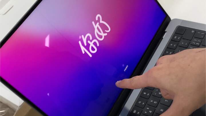 30 Seconds of Wild Joy and Heartbreak: The New MacBook 14 Crashes Live…