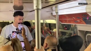 Văn Ban Á Mã Nha tại tàu điện ngầm New York