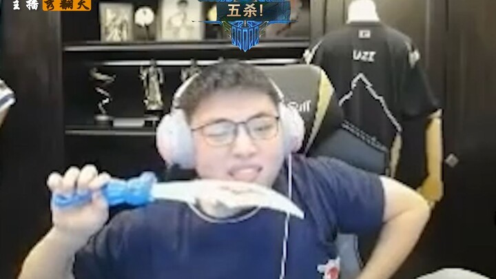 When Uzi pulls out his Yasuo: the frog can’t bear to watch—the scene is utterly brutal!