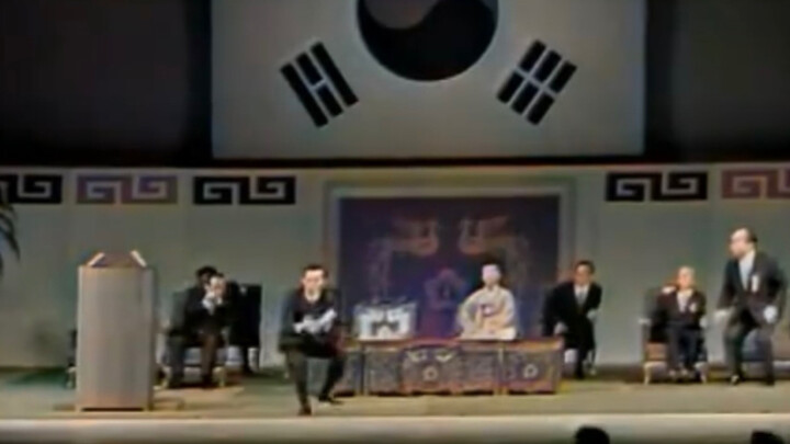 1974年朝鲜间谍刺杀韩国总统朴正熙的真实影像，总统夫人意外身亡，刺客被活捉