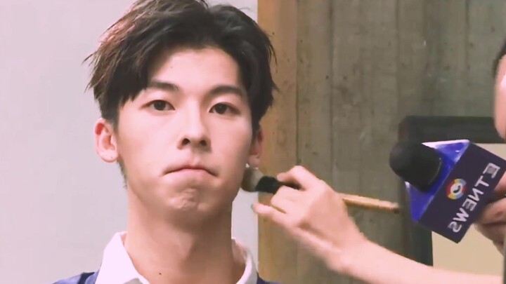 Big Bro’s lips aren’t just for talking—like spring waters along the Seine. Xu Guanghan, stop misusin