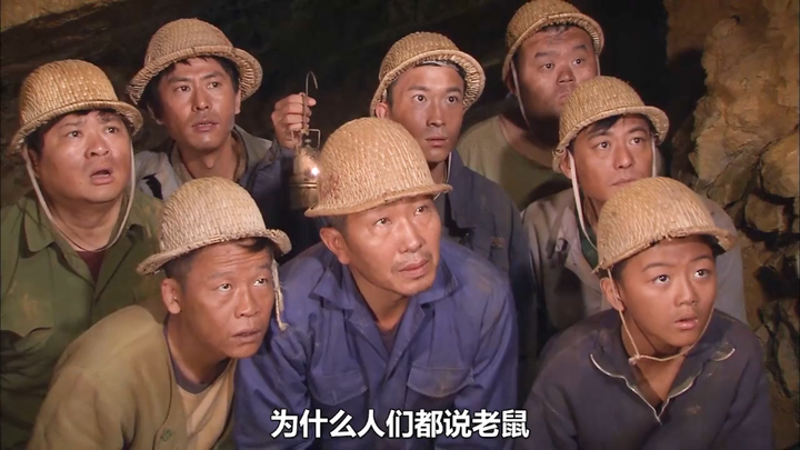 Cái đinh cắm sâu trong đất không nhổ lên được, thế mà ông chủ thầu lại bắt mọi người học cách kêu nh