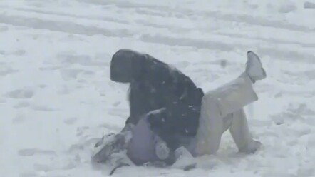 بيقولوا كل يوم إننا بنات الجنوب الحلوة، وهيك بتعاملونا، هاي بنات الجنوب الحلوة...