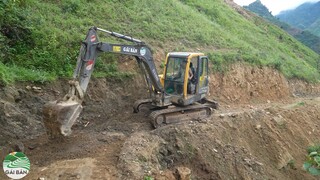 Đưa máy xúc xuống núi kết thúc công việc trên bản Chống Chơ chuẩn bị đi  bản mới