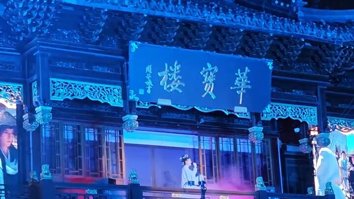 Versi perempuan dari "Mortal" dibawakan di Yu Garden, dengan penuh rasa takdir