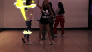 Saat ruang latihan serius MAMAMOO memiliki efek khusus yang menyala