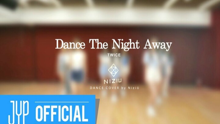 Grup wanita JYP asal Jepang, NiziU, menampilkan tarian ulang lagu TWICE "Dance The Night Away" versi