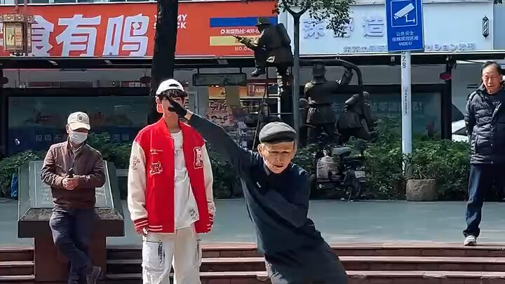 I saw an old man dancing the “Subject Three” routine and wanted to teach him, but I never expected…