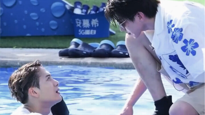 تسو شوكون يرتدي نظارة شمسية ويساعد وانغ جيا얼 في تصفيف شعره! معجبو الملكين وانغ يشعرون بالغبطة والحسد