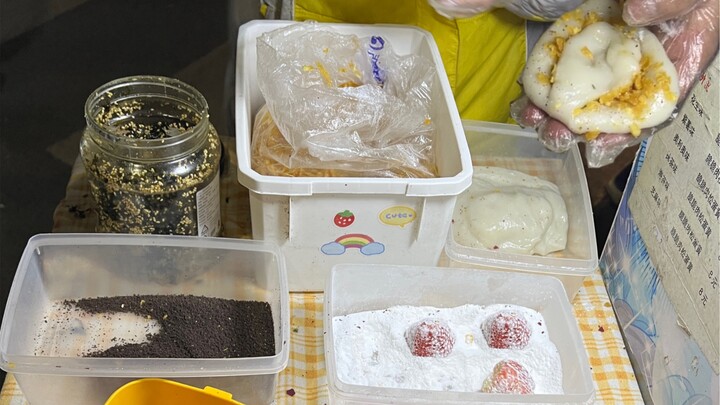 Đồ ăn vặt ven đường – bánh mochi dẻo dính! 6 tệ một viên! Thêm hẳn một quả dâu tây to nữa! Chủ quán 