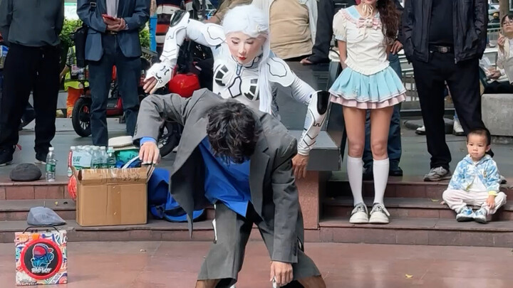 صادفت فتاة جميلة ترقص الرقصة الميكانيكية، فذهبت لأتفاعل معها قليلاً، ولم أتوقع أنها كانت رجلاً مسنًا