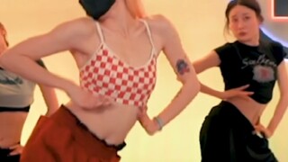 DNA ของใครถูกย้ายอีกครั้ง? วันนี้เป็นเพลงแจ๊สไดนามิกพื้นฐานคนรักอเมริกันที่มีพลัง "TiK ToK" ออกแบบท่