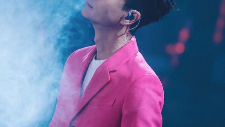 Now, when I listen to the lyrics of “Huhua Shizhe” again, they just sound more and more off.