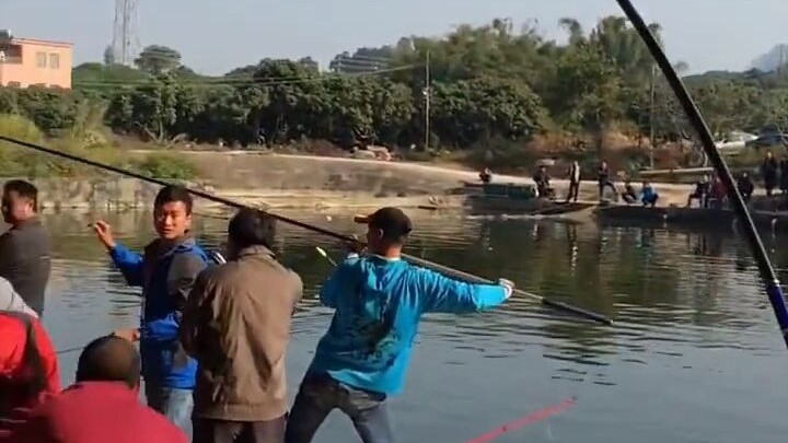 يا صديقي الصياد، عليك أن تصمد! يبدو تعبيرك مؤلمًا جدًا!