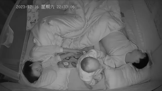 宝宝怒扇打鼾爸爸巴掌 还有后续……