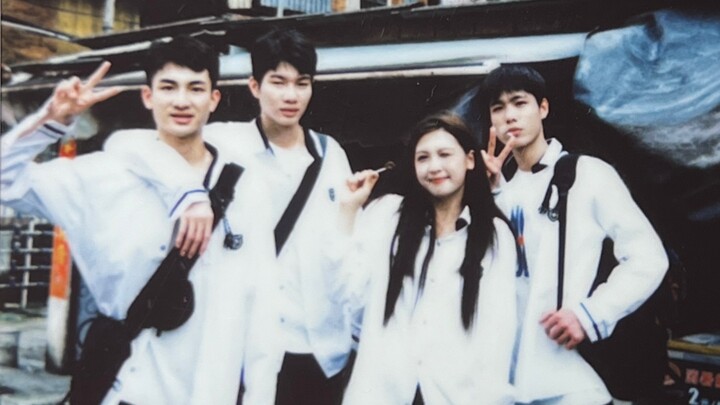 [Youth Never Says Goodbye, You and I Will Always Be Young] Snapping Pics with My Little Brothers!