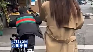 姐姐想跟着弟弟出门玩，弟弟一脸嫌弃不让姐姐跟着去 #姐弟日常 #血脉压制 #打弟弟要趁早