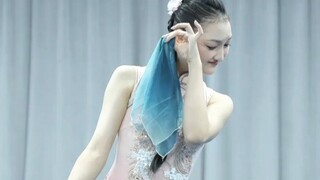 【راقصة】 الراقصات القصيرات في الطول يجب أن يختارن برامج رقص تبرز نقاط قوتهن وتخفف من نقاط ضعفهن، وعلي