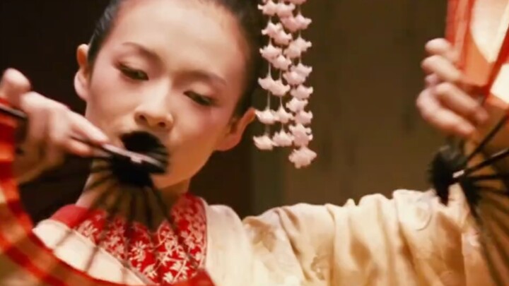 Tiga wanita mengenakan kimono Tiongkok, berbicara dalam bahasa Inggris, namun justru menjadi geisha 