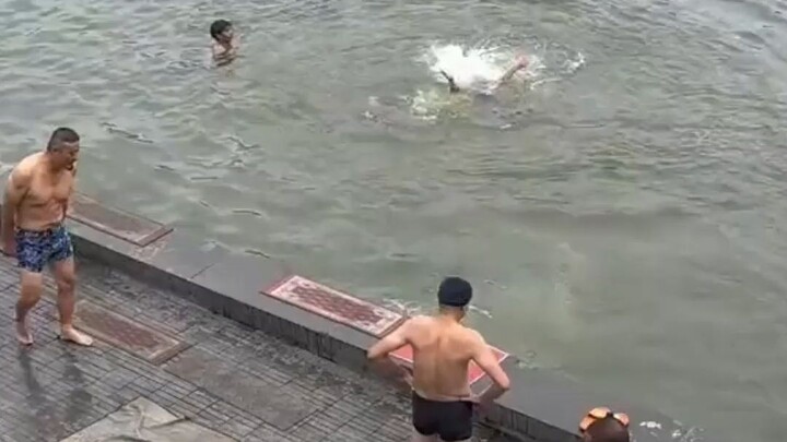 Ada orang jatuh ke air, sekelompok pakar justru menunggu si korban sampai kekenyangan air baru mulai