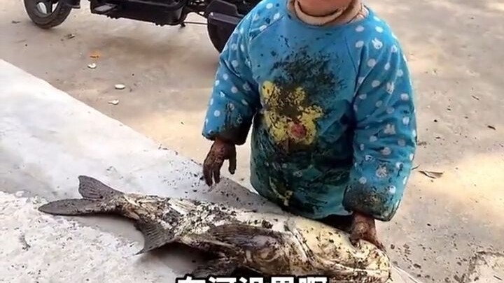 ลูกน้อยลงแม่น้ำจับปลาแล้วกลับมา ถูกชมจนหลงตัวเองไปเลย!