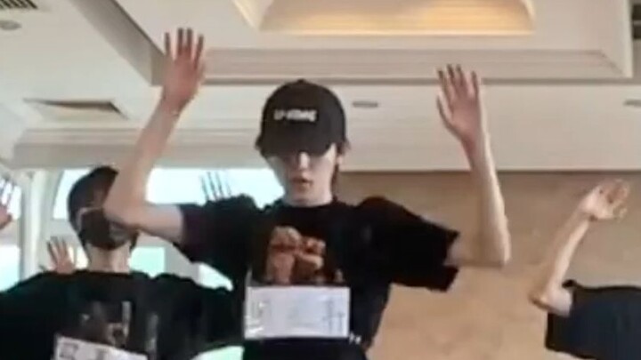 【Song Yaxuan】230830 "Berbaring Sangat Nyaman" versi ruang latihan. Fokus Song Yaxuan