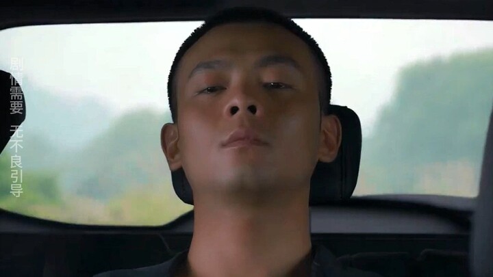 الحلقة الأولى: ما إن يُعتقل الأخ الأكبر حتى يُسرع الأخ الأصغر برفقة زوجة الأخ الكبرى للتحضير للزواج.