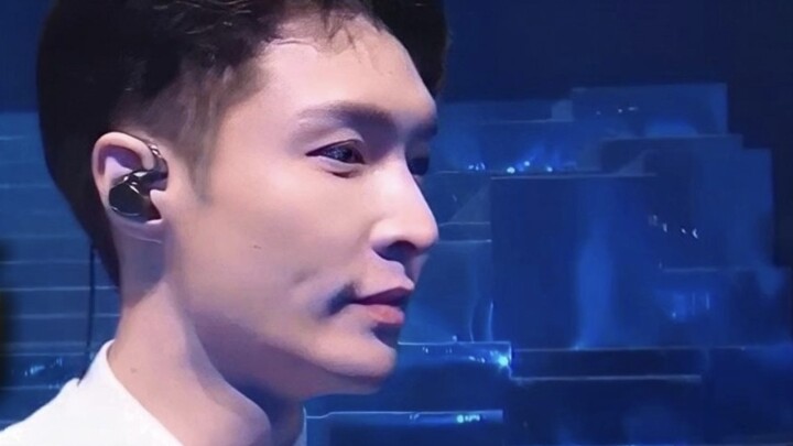 This is the first time I’ve seen an artist publicly save the show while singing. Zhang Yixing “saved