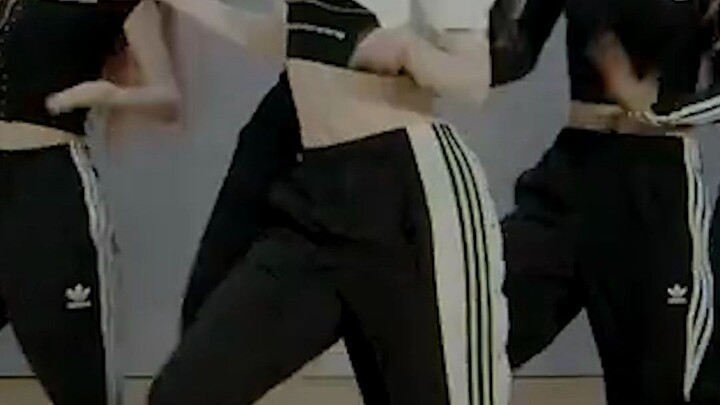 A top-notch lead dancer is one who can perform difficult dances with ease. [Lee Joo-hyun] Live from 