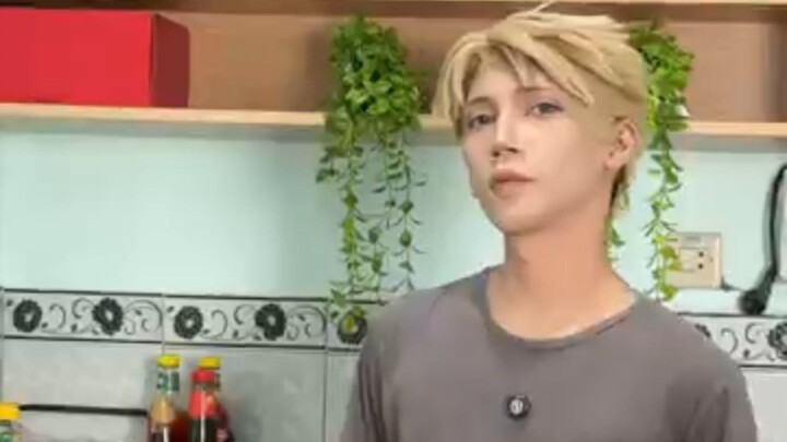 COSPLAY ANIME JADI KOKI BUAT KELUARGA