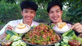 กระเพราหมูสับ ข้าวไข่ดาว พริกนํ้าปลาแตงผัก กินด้วยกันนะครับ.