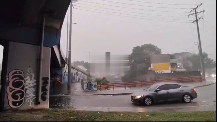 Inundado Debajo del puente por el trovador