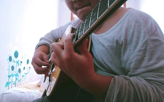 Otodidak Berlatih dengan Gitar 300 Yuan