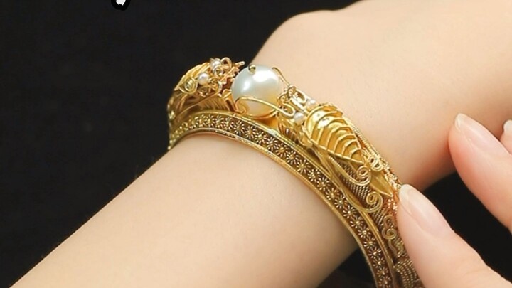 رجاءً، ارتدي زينة رأس أو أقراط جميلة!