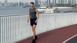男子录制跑步视频，跑着跑着周围的空间好像变形了