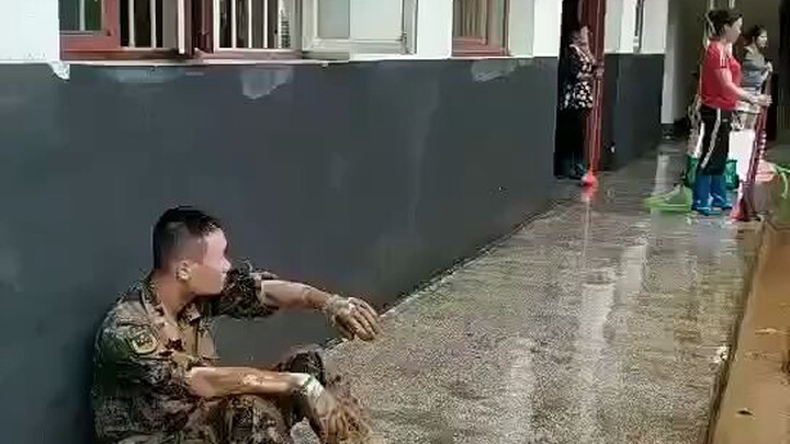 Sekolah Dasar Fengming di Yangshuo, Guilin, Guangxi; saat para prajurit membantu membersihkan lumpur