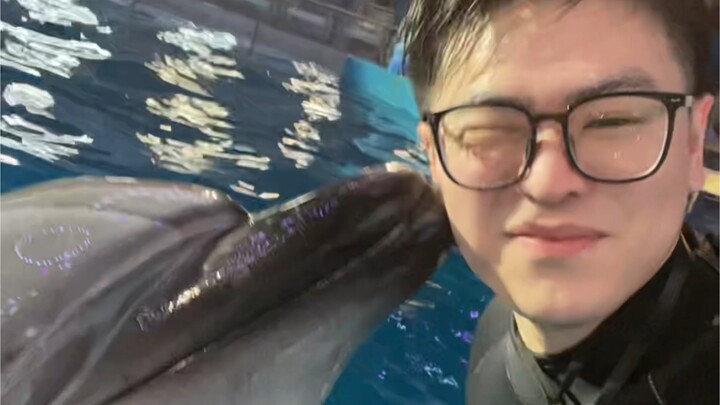 Hal pertama yang dilakukan pagi-pagi adalah dicium—siapa yang tahan?