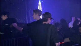 【王嘉尔上海酒吧人气】王嘉尔现身上海酒吧，全场尖叫声不断，气氛好嗨