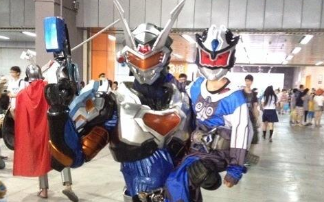 Behind-the-scenes stills of "Armor Hero" (partial)