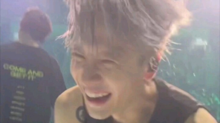 Cảm ơn Park Jin-young vì đã cho tôi trải nghiệm cảm giác như một idol biểu diễn concert và được bao 