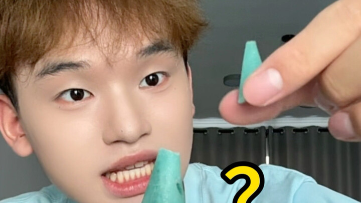 Cicipan makanan berwarna biru