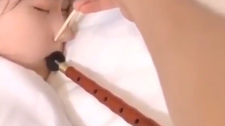 Tôi chết cười khi thấy ai đó chơi đàn suona như thế này, hahahahahahahahahahahahahahahaha