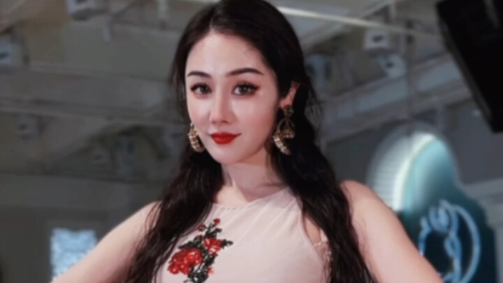 Lagu yang bagus dan manis + tarian oriental yang sederhana