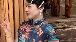 My friend said I finally look just like my mom now. Why is it so different from what I imagined? Hah