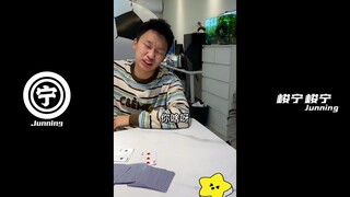 万万没想到！跟朋友玩扑克比大小！还有这操作？