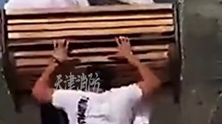 เชือกชิงช้าริมหน้าผาขาดกะทันหัน! สองสาวดิ่งลงจากขอบหน้าผาสูง 2 กิโลเมตร… -